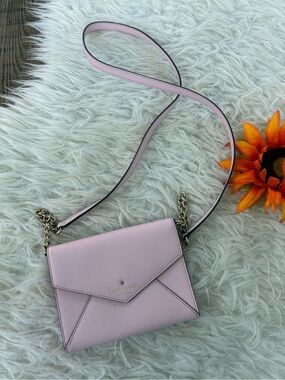 🌺Kate spade Pale Pink saffiano Leather Chain-Strap envelope Crossbody bag🌺